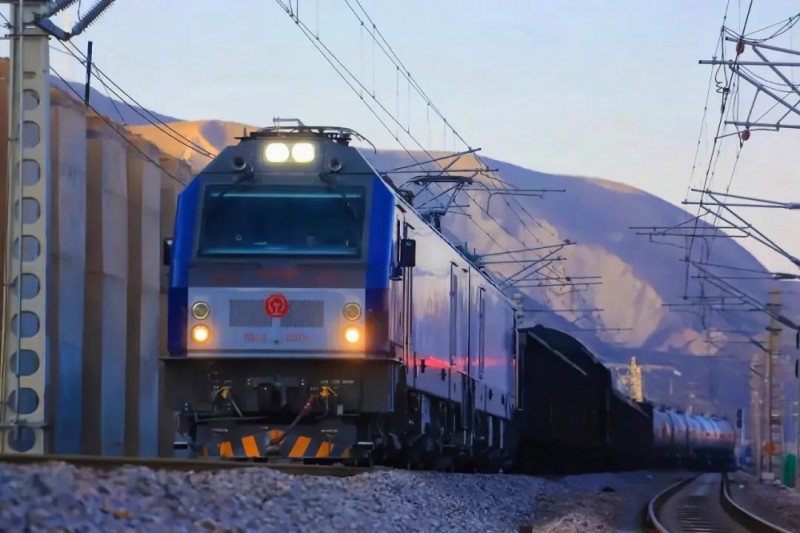 轨道交通装备是中国高端装备重中之重是排头兵是走出去的金名片！中车是全球轨道交(图1)