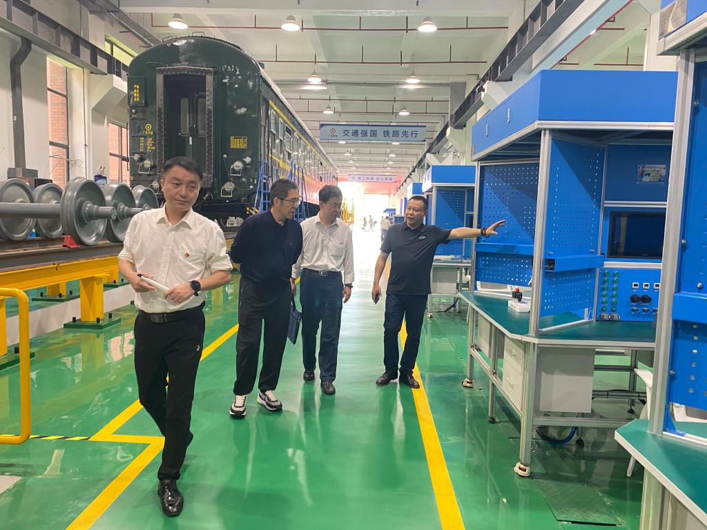 轨道交通装备技术标准体系构建与法规完善